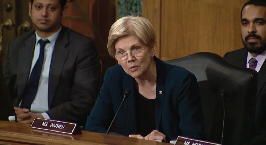 Senadora Elizabeth Warren en el interrogatori del Senado al Presidente de Wells Fargo